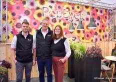 Family Köder of Köder Gartenbau presenting PopEyes, a Osteospermum new series. They have special colors with the ring around the eyes, they open the flower longer and they can be produced till autumn, so almost year round.